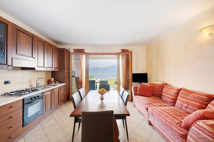 Entire apartment, Apartment 'Jessica' with Lake View, Wi-Fi and Air Conditioning in Torri del Benaco, Garda Mountains