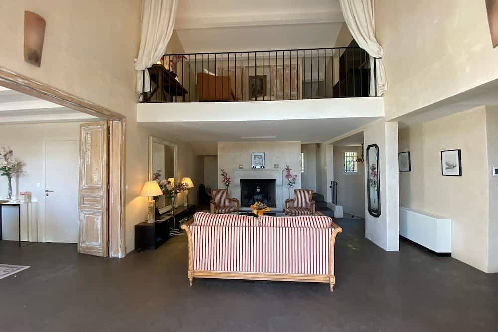 Magnificent Provencal villa of 300 m2 air-conditioned with large south-facing swimming pool in Aurons, Aix-en-Provence region