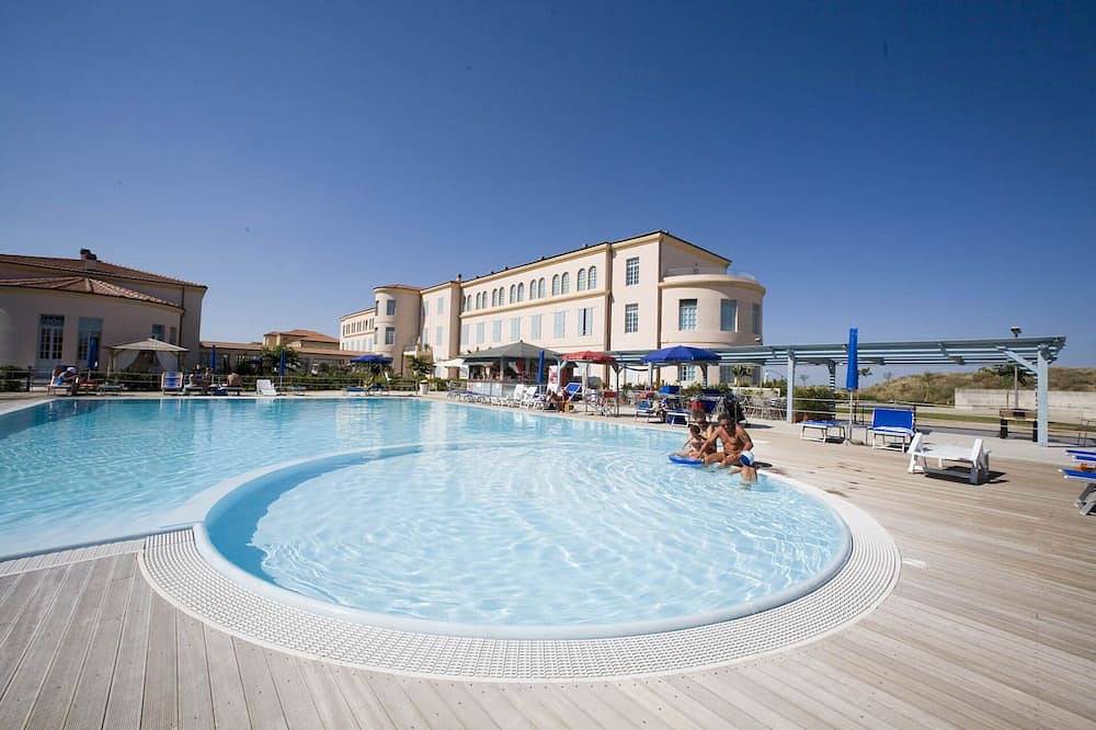 Apartamento entero, Residencia junto al mar en un bosque de pinos con piscina, dentro de un parque natural in Pisa, Costa de la Maremma