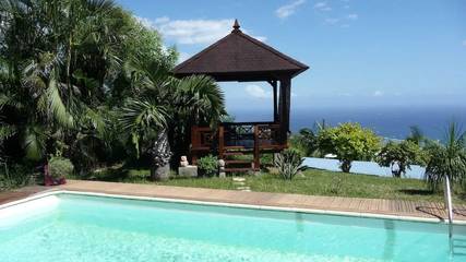Gîte pour 2 personnes, avec jardin ainsi que terrasse et piscine aux Avirons