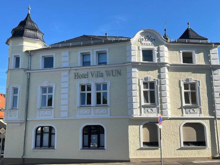 Hotel Villa Wun - Doppelzimmer mit Zustellbett in Wunsiedel, Landkreis Wunsiedel im Fichtelgebirge