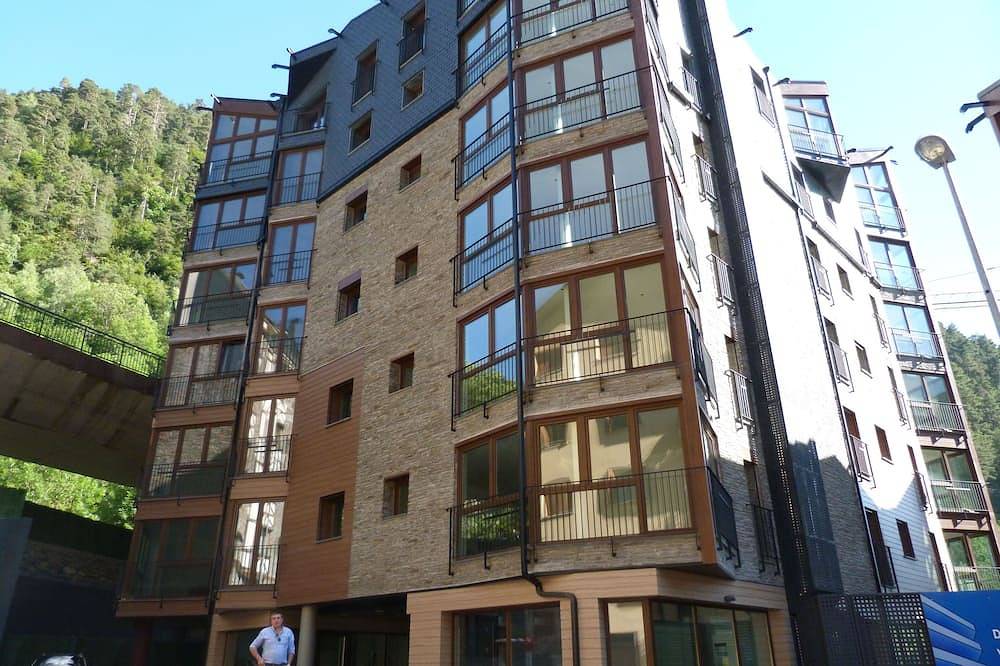 Entire apartment, New nice apartment with private garage, 400m from Funicamp in Encamp in Grandvalira