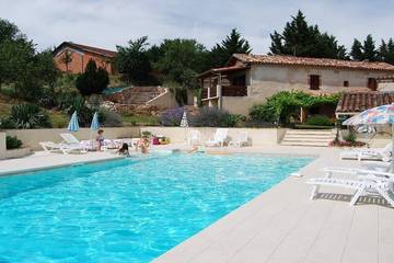 Gîte pour 2 personnes, avec balcon et jacuzzi ainsi que jardin et piscine à Cadalen