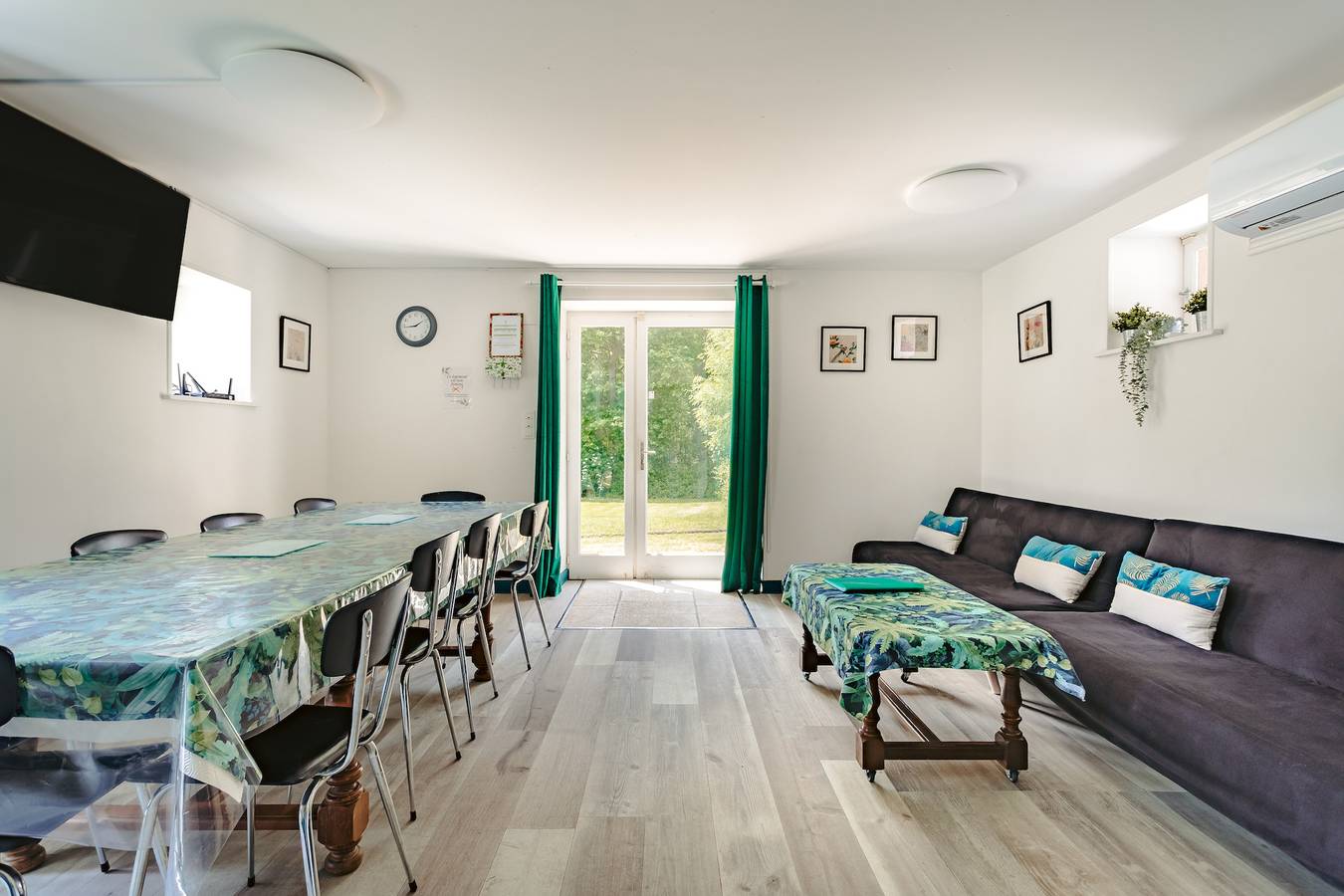 Maison de Vacances 'Du Parc' avec Vue sur le Lac, Wi-Fi et Climatisation in Genouillé, Région de Rochefort