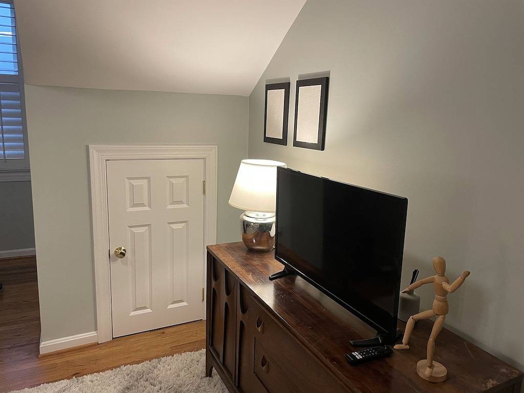 Old Town Escape @ Topshelfstays (4 blocks metro, walkable, peloton bike) in Alexandria (VA), Alexandria City