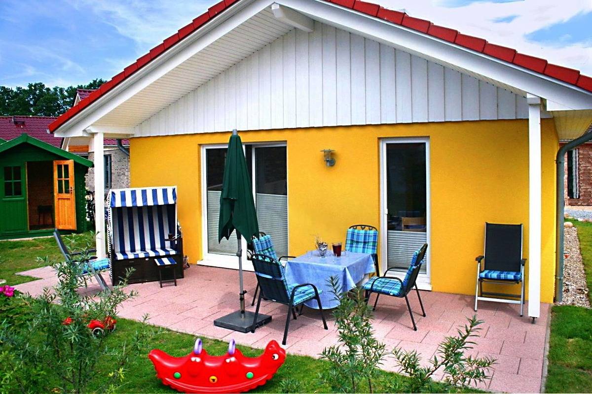 Schönes Ferienhaus für 2 Erwachsene und 4 Kinder mit Kamin & Garten in Strandnähe in Südstrand Pelzerhaken, Ostholstein