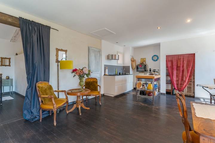 Geheel appartement, Vakantiehuis 'Lacoste Home' met Uitzicht op de Bergen, Gedeeld Zwembad en Wi-Fi in Lacoste , Parc naturel régional du Luberon