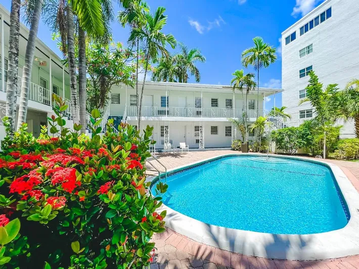 Hotel para 2 personas, con jacuzzi además de piscina y jardín - 1