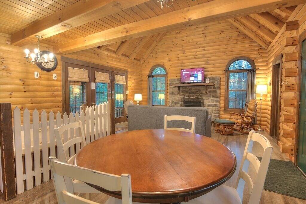 # 1 Cabin Resort - Whirlpool, Kamin, voll ausgestattete Küche, Whirlpool, Feuerstelle im Freien in Holmes County