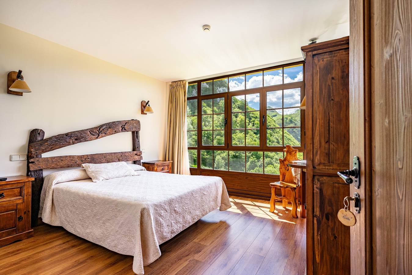 Chambre 'El Roble' avec bain à remous et piscine dans jardin partagé in Gamonedo, Cangas de Onís