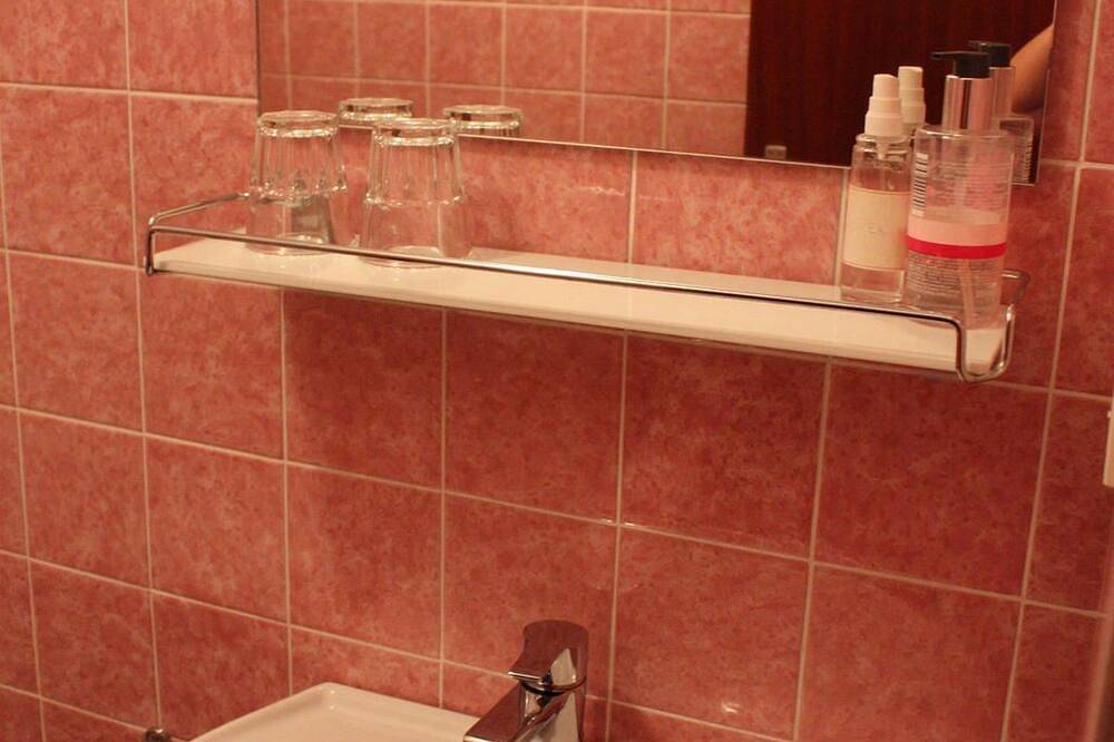 Ferienherbergen S. u. J. Zeisz - Doppelzimmer mit Dusche, Wc, 1-2 Nächte in Marktgemeinde Podersdorf am See, Neusiedlersee-Hügelland