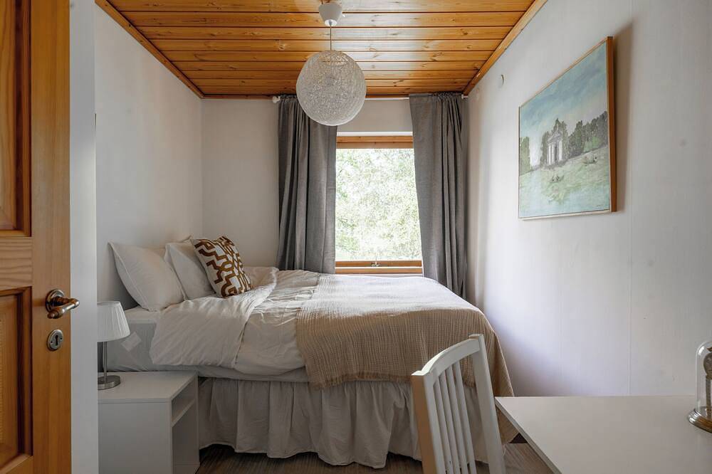 Scenic Lakehouse near Stockholm with Sauna & Jetty in Huddinge, Svenska Östersjön