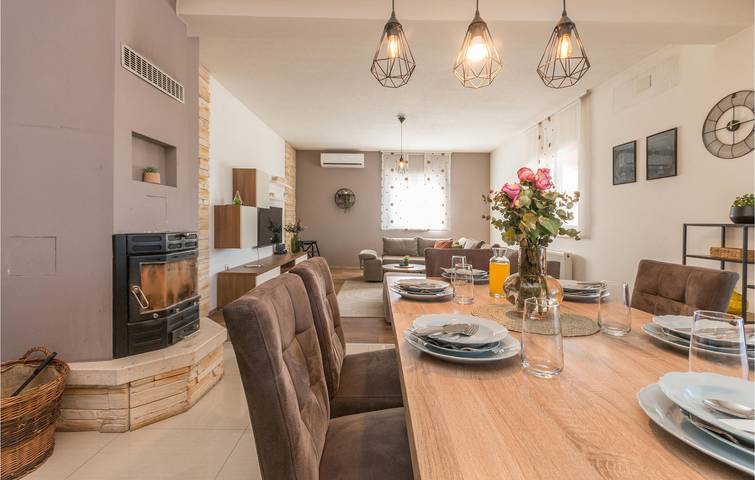 Un charmant appartement à 2 km de la plage : spacieux, avec piscine et terrasse in Biograd na Moru, Région de Zadar