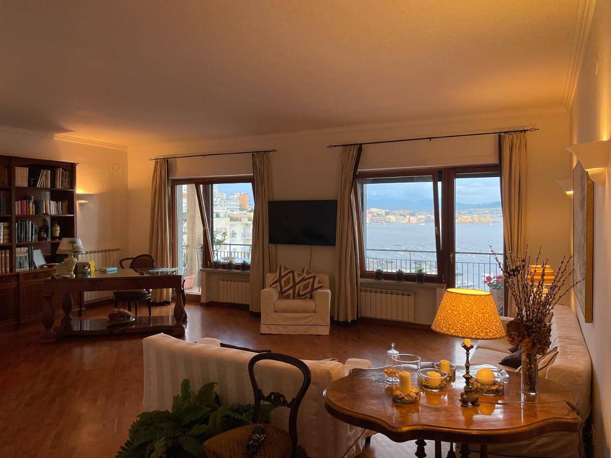 Appartamento intero, Three-Bedroom Apartment in Posillipo, Napoli