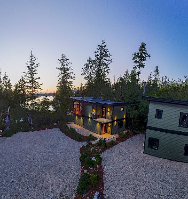 Stunning waterfront retreat! in Tofino, Alberni-Clayoquot Regional District