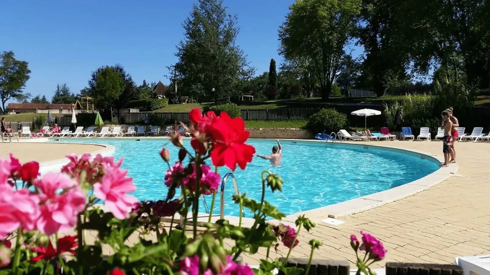 Camping 5 étoiles - Piscine - ccbefcd in Gourdon, Lot