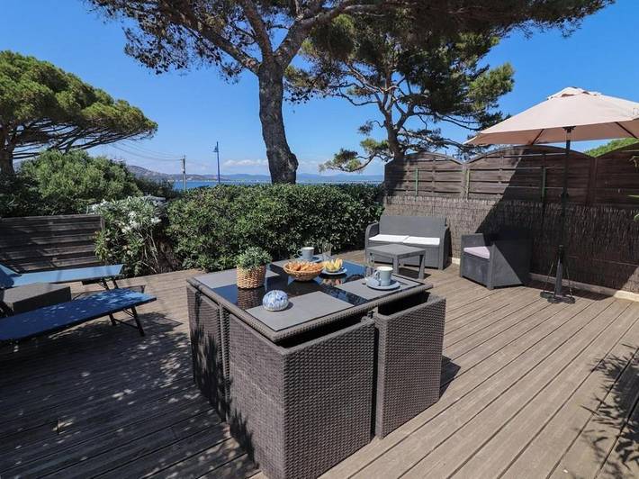 Gîte pour 2 personnes, avec terrasse et vue dans Plage de la Madrague (Giens)