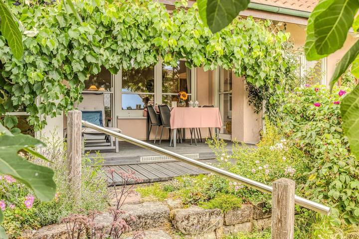 Jolie's Cottage – Ihr hundefreundliches Ferienhaus mit Sauna, Garten & Kamin in Moos, Untersee