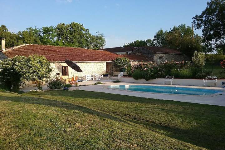 Gîte pour 2 personnes, avec Terrasse ainsi que Jardin et Piscine à Montaigu-de-Quercy