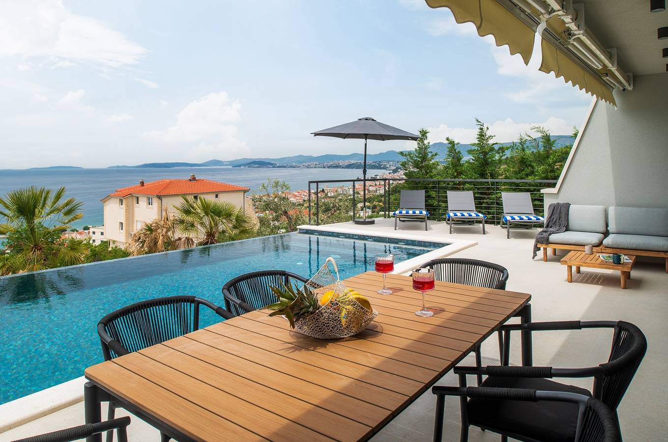 **Schicke Villa Masha mit privatem beheiztem Pool, Spa, Whirlpool und Meerblick** in Podstrana, Split-Dalmatien