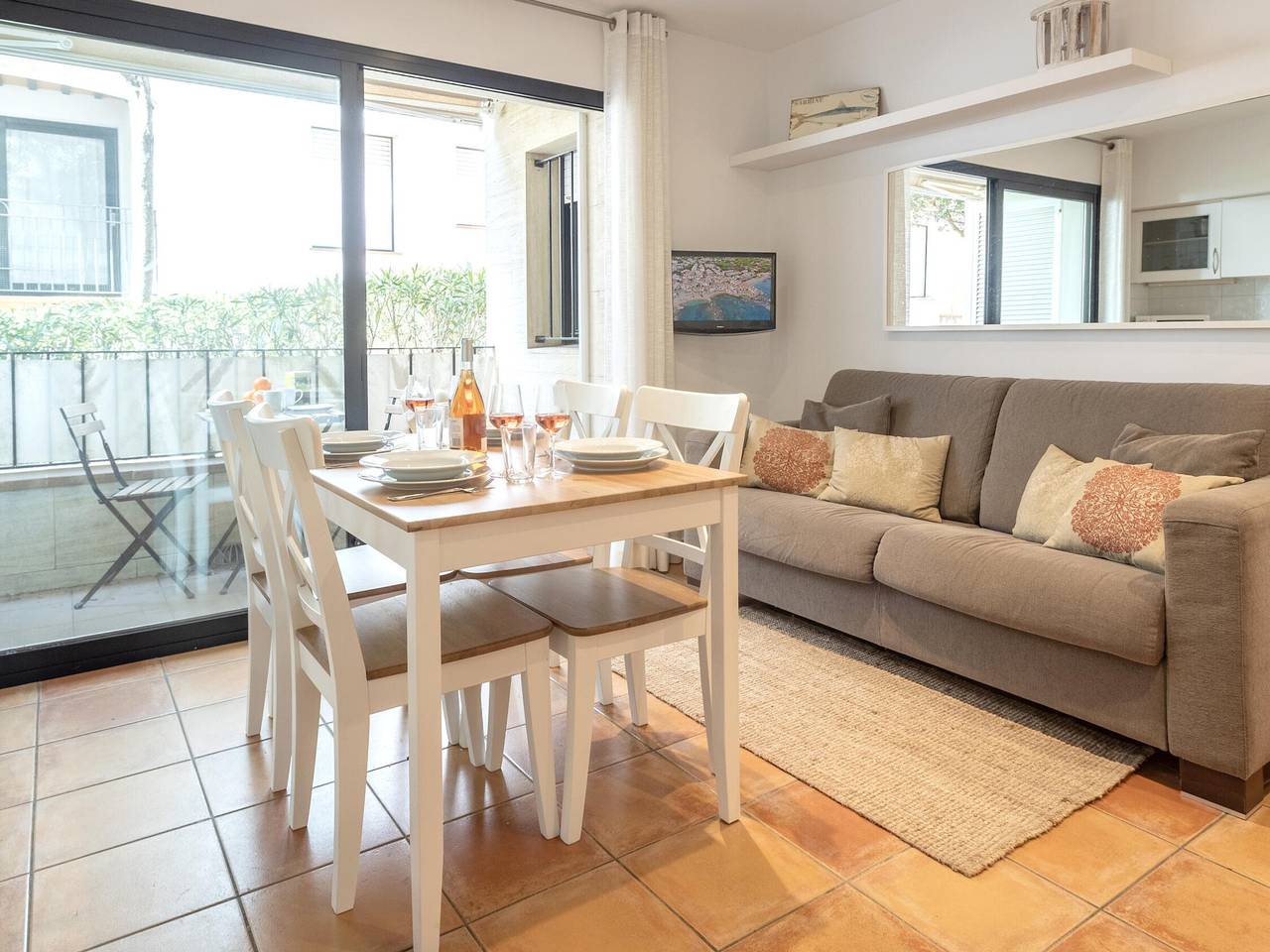 Ganze Wohnung, Calella de Palafrugell: Appartement à 50m de la plage avec terrasse, parking et Wi-Fi in Calella de Palafrugell, Palafrugell