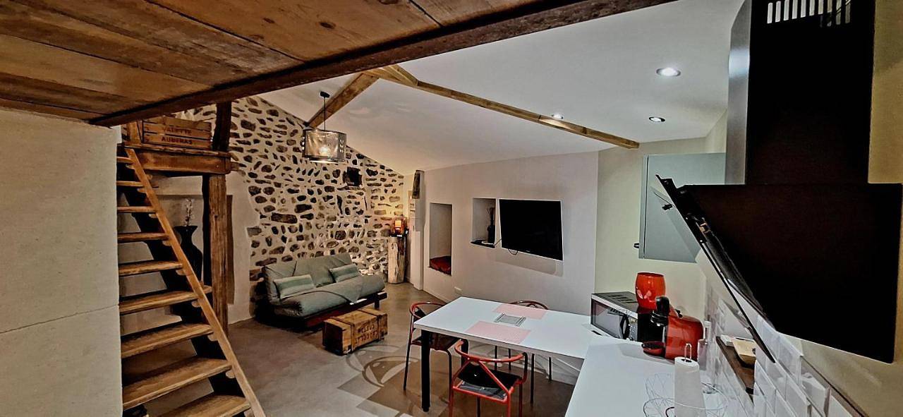 Gîte de village 2p, terrasse de toit et jacuzzi privatif in Aubignas, Privas (arrondissement)