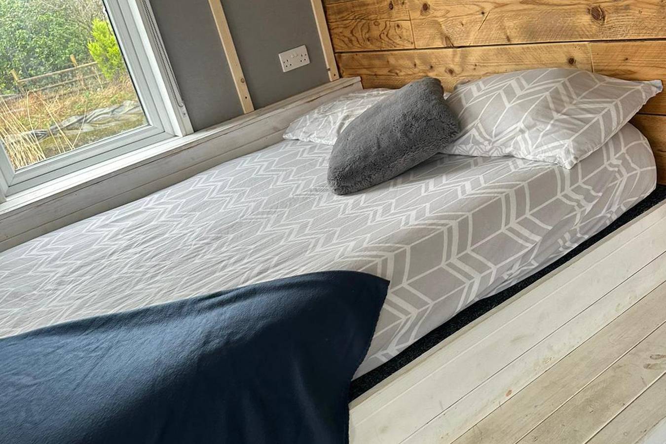 Glamping Hut - Sleeps up to 4 Hot Tub & Parking in Powys