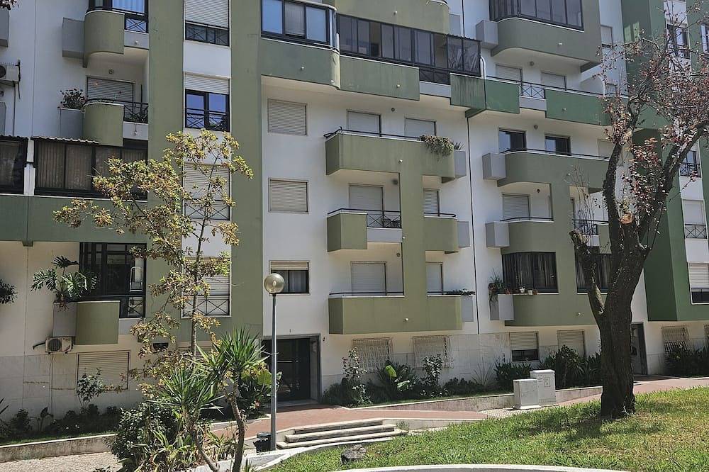 Ganze Wohnung, 7km from the beach and 14km from downtown Lisbon. Cozy, family-friendly apartment! in Almada, Halbinsel von Setúbal