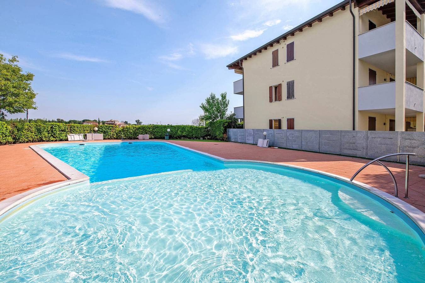 Ganze Wohnung, Apartment „House Of The Sun“ mit Gemeinschaftspool, privater Terrasse und Wlan in Rivoltella del Garda, Desenzano del Garda