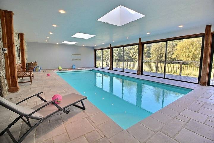 Gîte pour 6 personnes, avec terrasse ainsi que jardin et piscine à Saint-Igeaux