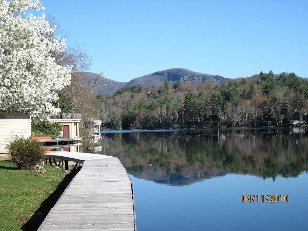 Lakefront Toxaway Home: 20 'Boot mit 130 Ps Inklusive - Wasserspielzeug ist optional in Lake Toxaway