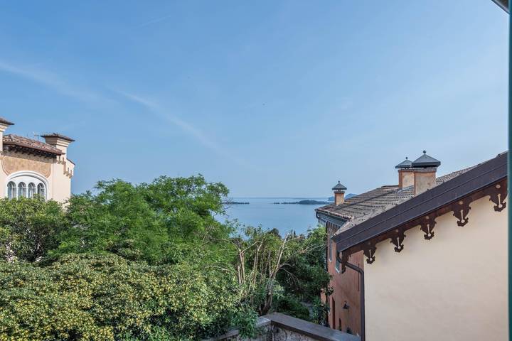 Appartement entier, Appartement 'in Piazza' avec Wi-Fi in Gardone Riviera, Montagnes autour du lac de Garde