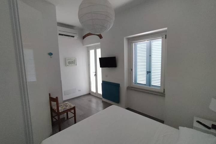 Appartement entier, Appartement avec jardin et vue sur la mer à Pomonte, à 50 mètres des plages. in Pomonte, Marciana