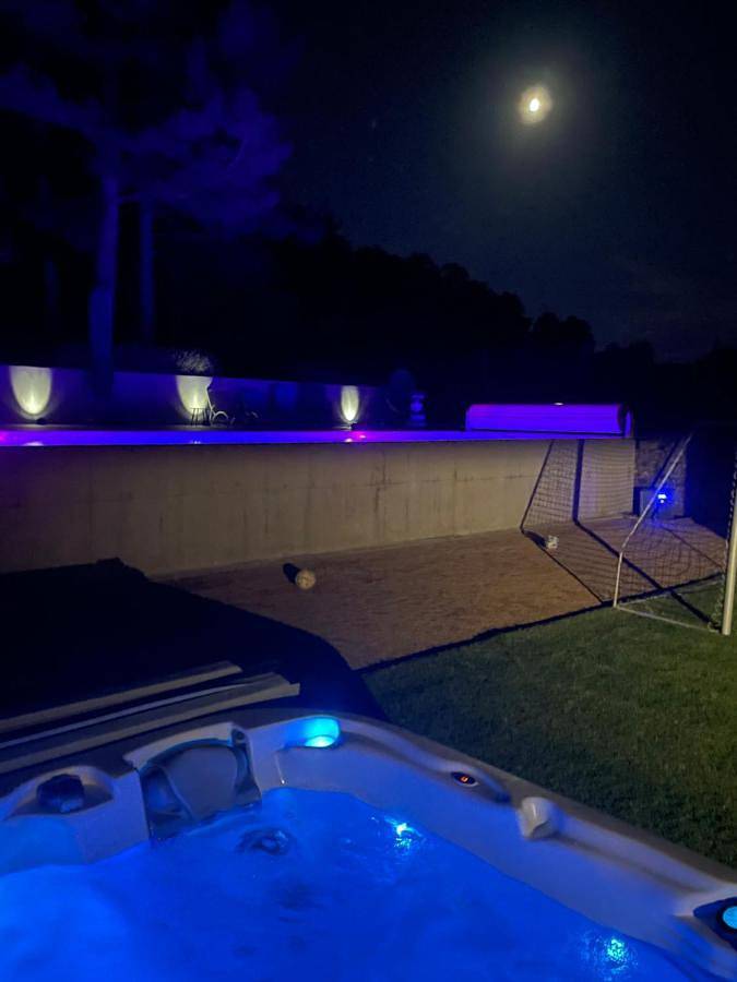 Location de vacances pour 6 personnes, avec piscine ainsi que jardin et jacuzzi à Le Puy-en-Velay - 2