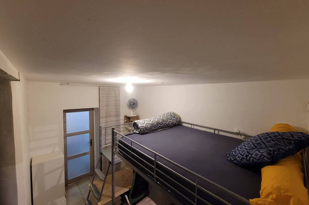 Entire apartment, Maison du musicien (Ground-floor apartment with private garden, quiet location) in Salon-de-Provence, Aix-en-Provence region