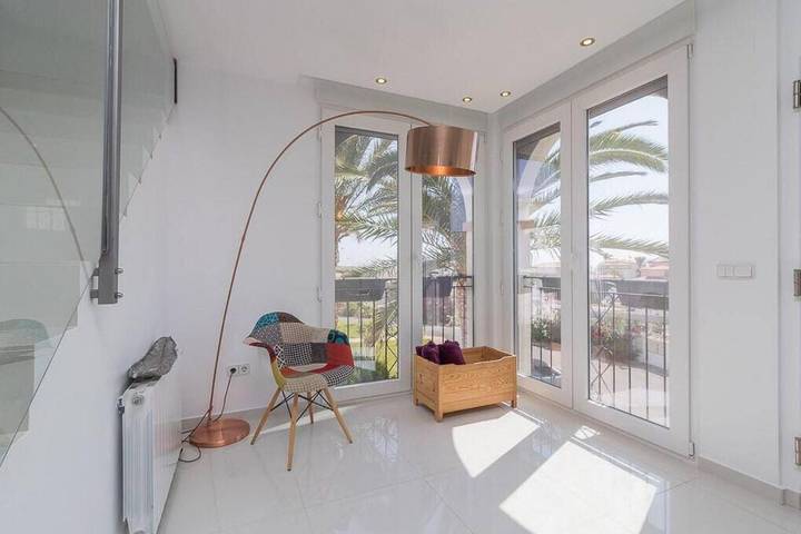 Location de vacances pour 4 personnes, avec terrasse et piscine, adapté aux familles dans Playa Flamenca - 3