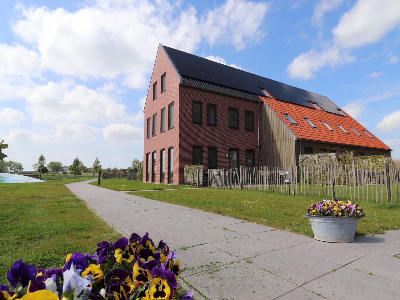 Luxe villa aan het water in Littenseradeel, Nederlandse Noordzeekust