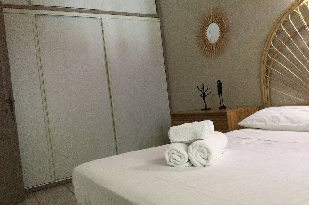 Propiedad en la provincia de Vaucluse: Infinity piscina / jacuzzi / Vista in L'Isle-sur-la-Sorgue, Vaucluse