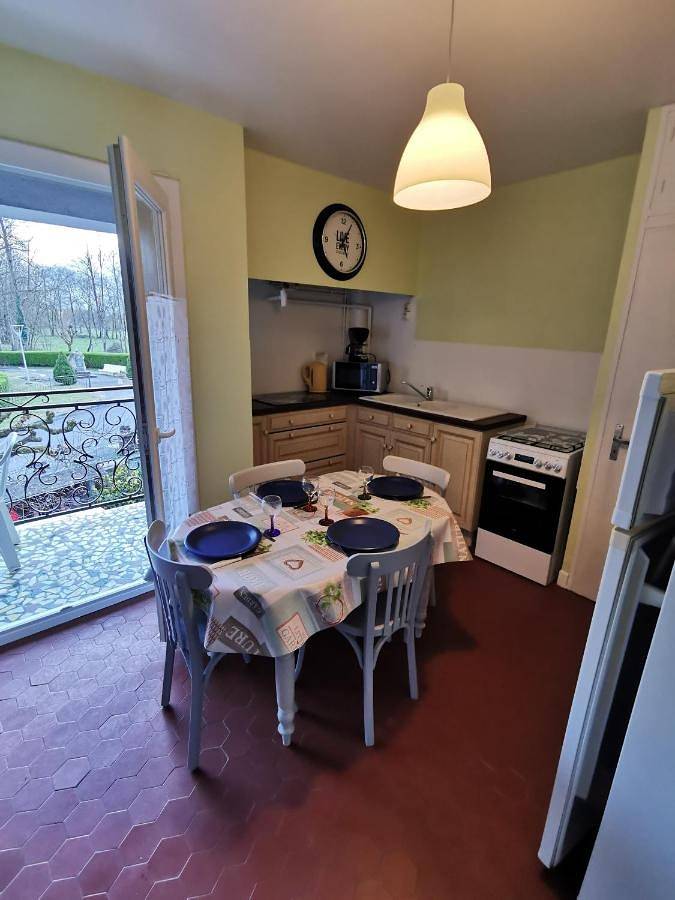 Gîte pour 6 personnes, avec vue et terrasse, animaux acceptés à Antignac