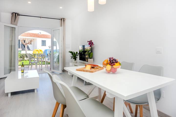 Entire apartment, Charming Holiday Apartment “Apartamento Maite” with Sea View, Pool, Wi-Fi, Terrace & Garden; Parking Available in Arenal d'en Castell, Es Mercadal