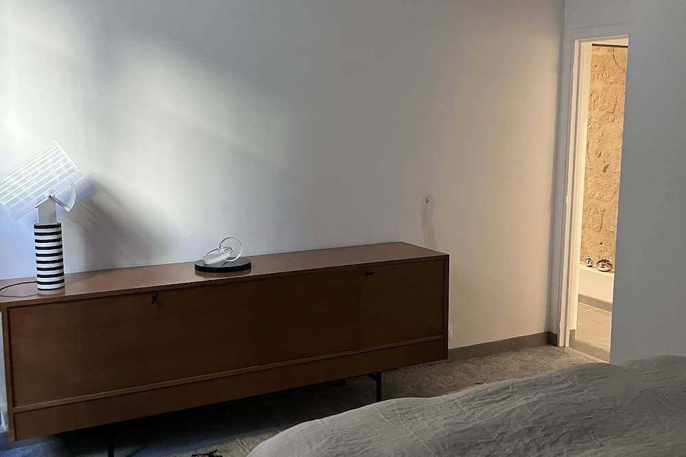 Appartement entier, Appartement ancien au calme en plein cœur du vieux Tours avec parking privé in Tours, Région de Tours