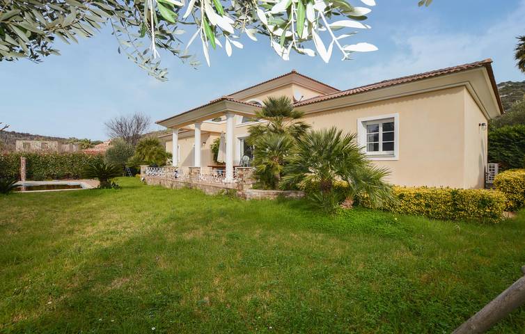 Location de vacances pour 8 personnes, avec terrasse ainsi que piscine et jardin à Oletta