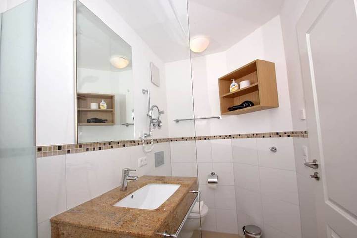 Entire apartment, Beachfront apartment with balcony, use of swimming pool and sauna - Rex Rugia in Lobbe, Mönchgut