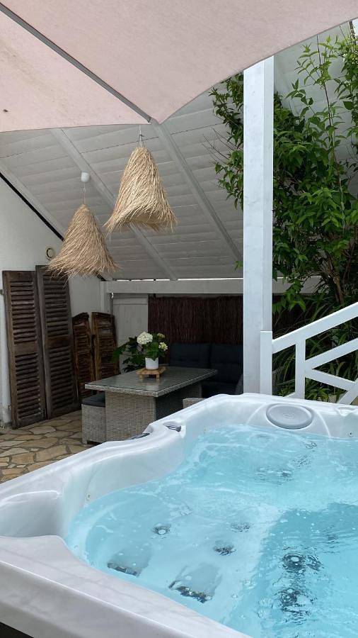 La petite duchesse - jaccuzzi in Les Rosaires, Plérin