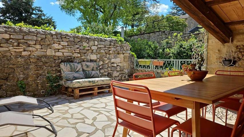 Ferienhaus für 12 Personen, mit Balkon und Whirlpool sowie Terrasse und Ausblick in Collias