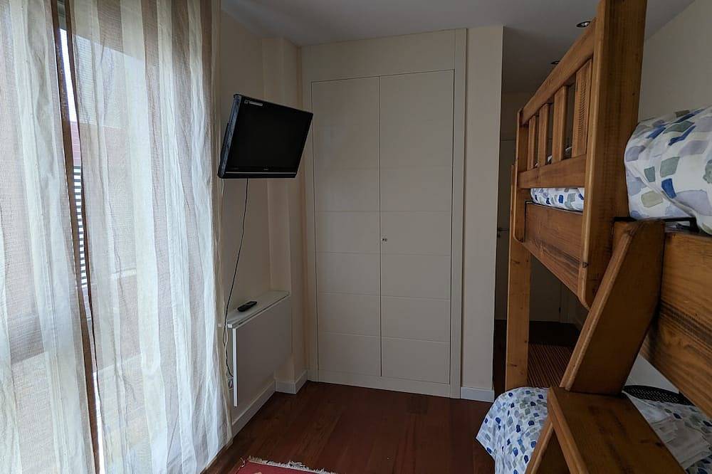 Entire apartment, Magnífico Apartamento en Pirineos con Piscina y Cerca de Pistas de Esquí in Sabiñánigo, Spanish Pyrenees