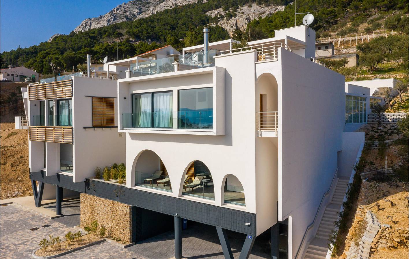 Schickes Apartment mit 2 Schlafzimmern, Pool und Terrasse, 2 km vom Juto-Strand entfernt in Marusici, Split-Dalmatien