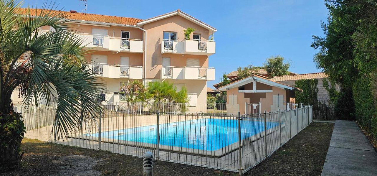 Appartement entier, Résidence fermée Grande terrasse ombragée Piscine Plage Port Parc Gare in La Teste-de-Buch, Région d'Arcachon