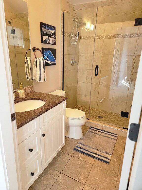 Cabin rentals and lodges for 8 people, with garden and pool as well as hot tub, with pets in Central Okanagan