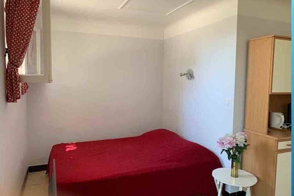 Pleasant Maisonnette (F1) classified 3* - Distance from sea and beach 100 m in Hyeres, Parc national Port-Cros